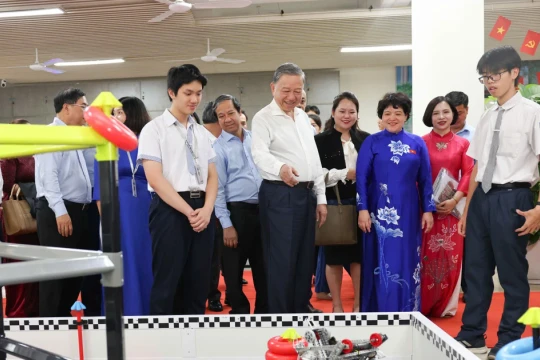 Tổng Bí thư Tô Lâm trải nghiệm giáo dục STEM cùng học sinh Hà Nội