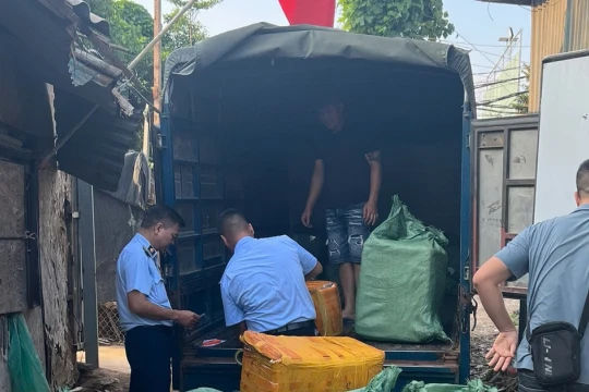 Tạm giữ 800kg thực phẩm đông lạnh không rõ nguồn gốc tại Hoàng Mai, Hà Nội