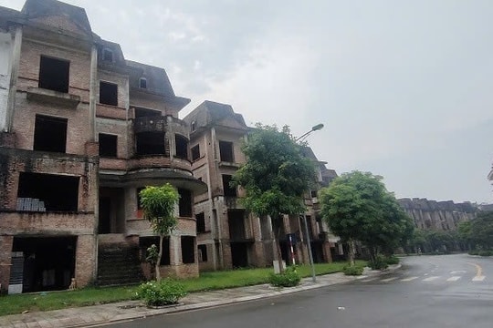 Biệt thự, nhà liền kề bỏ hoang la liệt, giá vẫn “trên trời”