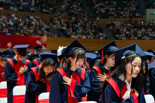 Hàng nghìn sinh viên tri ân cha mẹ trong lễ tốt nghiệp