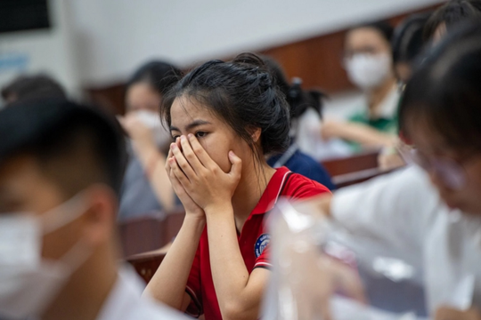 'Con sắp thi lớp 10, cả nhà tôi như bị câm'