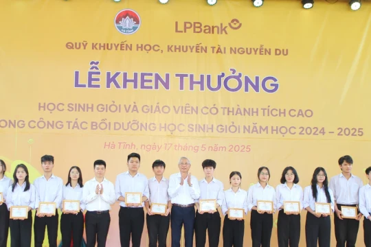 Hà Tĩnh trao thưởng hơn 200 giáo viên và học sinh đạt thành tích cao