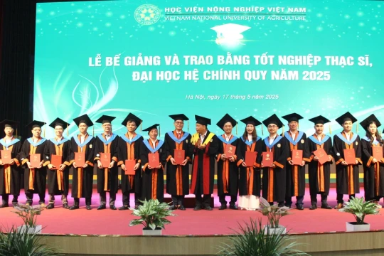 Học viện Nông nghiệp Việt Nam trao bằng tốt nghiệp cho gần 1.300 người học