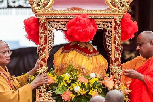 Hàng vạn người đổ về chùa Tam Chúc chiêm bái xá lợi Đức Phật