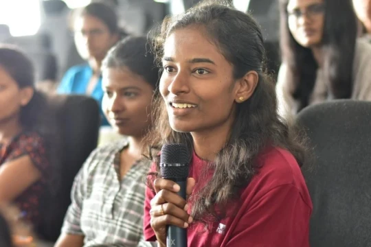 'Nghèo đói kỳ kinh' - nỗi lo của nữ sinh Sri Lanka