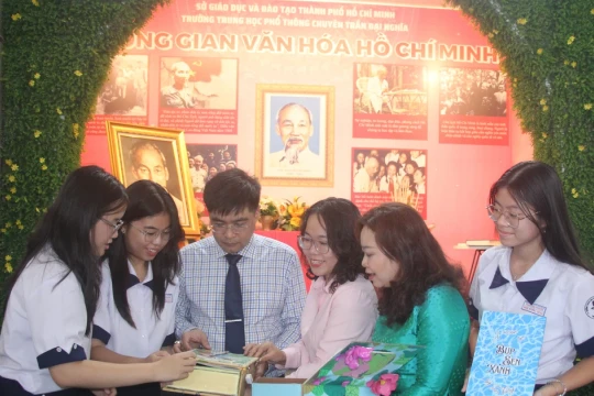 Học sinh trường chuyên thiết kế sách về Bác Hồ bằng tiếng Anh, Pháp, Đức