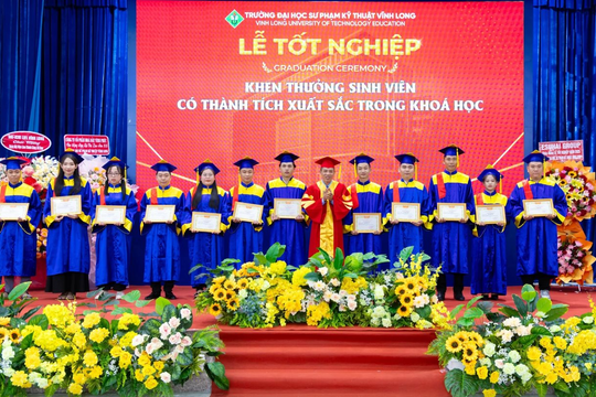 Trao bằng tốt nghiệp cho 785 tân thạc sĩ, cử nhân, kỹ sư, bác sĩ thú y