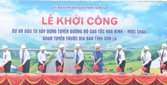 Khởi công dự án đường cao tốc Hoà Bình - Mộc Châu