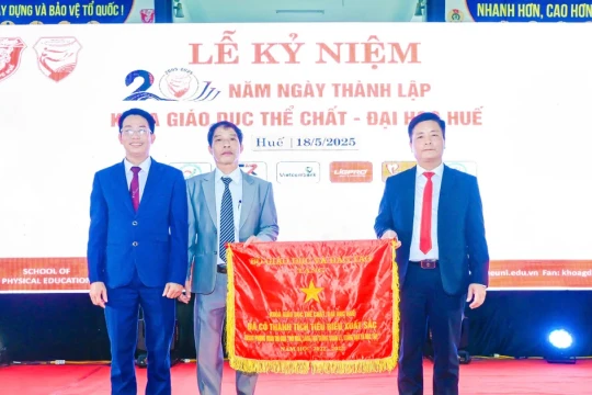 Khoa Giáo dục Thể chất, Đại học Huế nhận Cờ thi đua xuất sắc của Bộ GD&ĐT