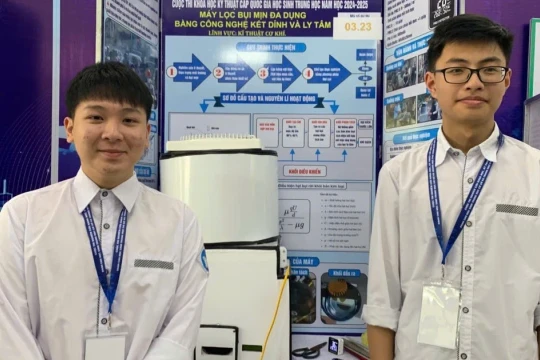 Học sinh sáng chế máy lọc bụi mịn