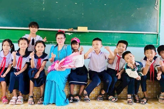 Cô giáo trẻ 'thắp lửa' nghệ thuật với học trò nơi miền cát trắng