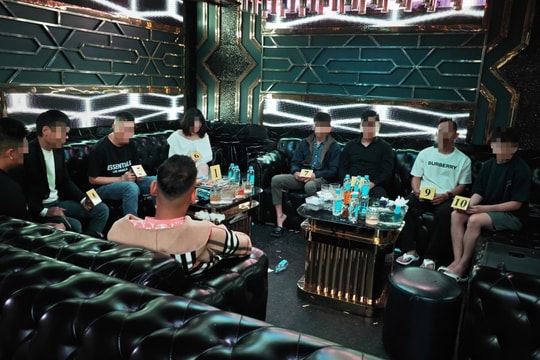 Hàng chục cảnh sát đột kích quán SKY trong đêm