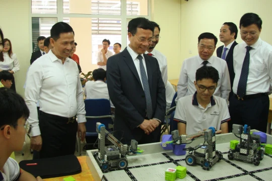 Trường THPT Chuyên (Trường ĐH Sư phạm Hà Nội) tiếp nhận phòng thí nghiệm STEM