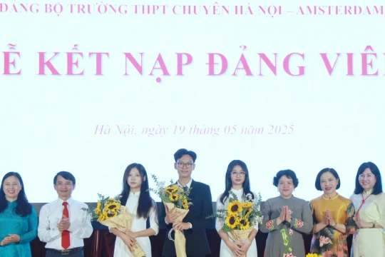 3 học sinh trường Ams được kết nạp Đảng trong ngày sinh nhật Bác