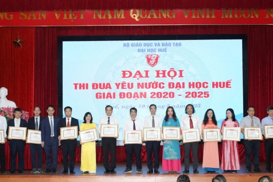 Đại học Huế khen thưởng nhiều tập thể, cá nhân xuất sắc trong thi đua yêu nước