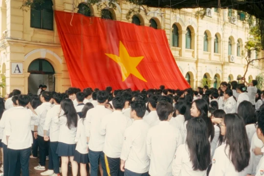 Lễ chào cờ đặc biệt ở Trường THPT Việt Đức
