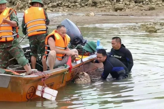 Trục vớt hơn 100 vật nổ dưới hạ lưu Thủy điện Hòa Bình
