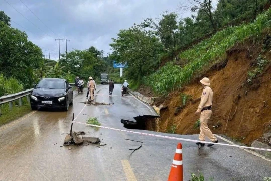 Mưa lớn gây sạt lở tuyến Quốc lộ 4D ở Lai Châu