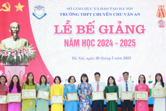 Ngôi trường 'xuyên thiên niên kỷ' khen thưởng giáo viên, học sinh tiêu biểu