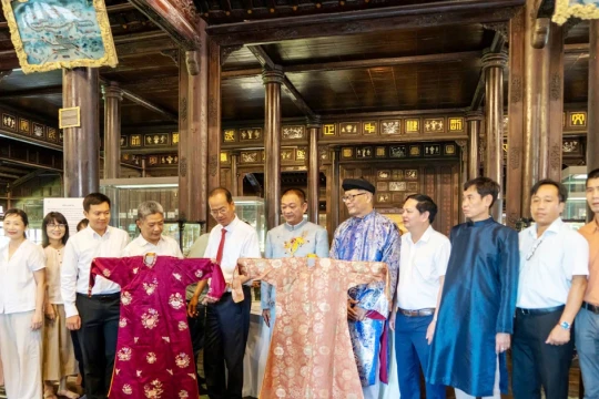 TP Huế tiếp nhận hai áo dài quý của mẹ vua Bảo Đại