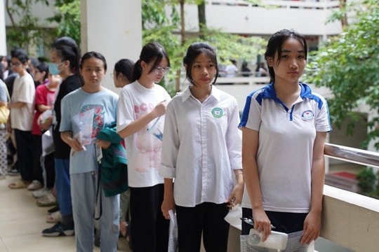 Tỷ lệ chọi các lớp 10 chuyên Ngoại ngữ giảm, lớp tiếng Nga tăng cạnh tranh