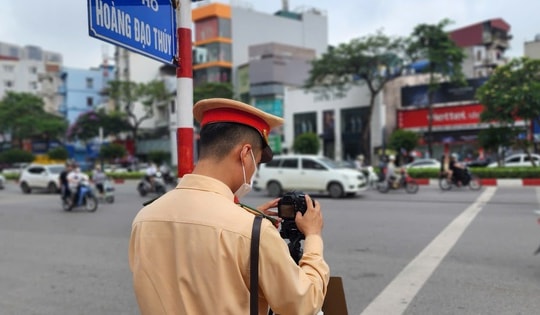 CSGT đặt máy ghi hình, nhiều tài xế xe máy vượt đèn đỏ, đi lên vỉa hè bị phạt nguội