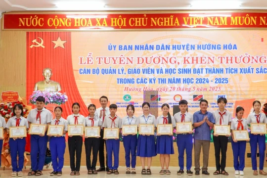 Ngành Giáo dục Hướng Hoá (Quảng Trị) tuyên dương, khen thưởng học sinh xuất sắc