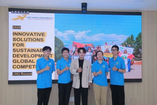 Nhóm sinh viên mang ứng dụng kết nối người khiếm thính đi thi quốc tế