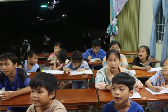 Lớp tiếng Anh trực tuyến miễn phí cho trẻ em khó khăn của sinh viên Bạc Liêu