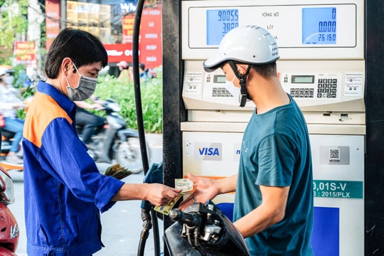 Giá xăng giảm dưới 100 đồng/lít, giá dầu đồng loạt tăng