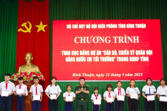 13 học sinh nhận học bổng'Cán bộ, chiến sỹ quân đội nâng bước em tới trường'