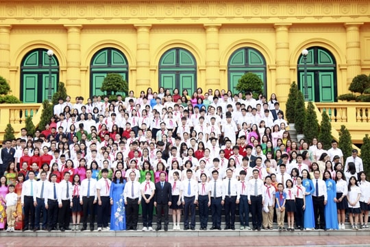 Học sinh giỏi tiêu biểu Thủ đô báo công dâng Bác