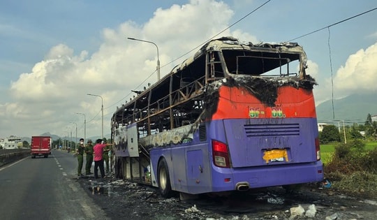 Cháy rụi xe khách trên Quốc lộ 1 qua Khánh Hòa