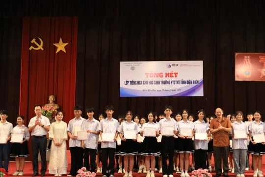 40 học sinh Trường PTDTNT tỉnh Điện Biên hoàn thành khóa học tiếng Nga