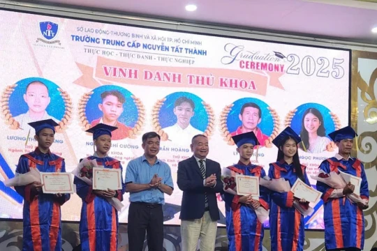 Người gieo hạt trên mảnh đất giáo dục '4 không'