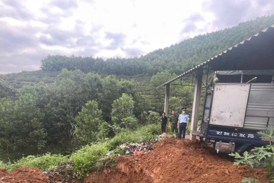 Xử lý người đàn ông vứt gần 2 tạ thịt lợn chết xuống sông rồi bỏ chạy
