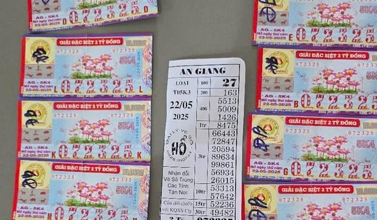 Mua 11 tờ vé số rồi tặng bạn 5 tờ, chiều tất cả cùng trúng đặc biệt