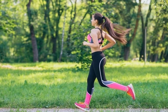 Chạy bộ quá sức có bị suy thận?