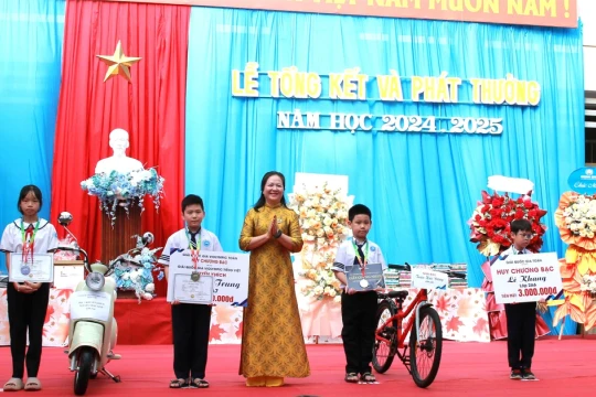 Trường học phố núi chi hơn 2,7 tỷ đồng thưởng học sinh, giáo viên