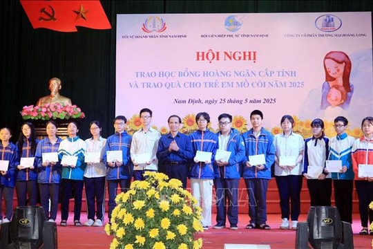 Trao học bổng Hoàng Ngân cho học sinh nghèo học giỏi
