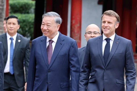 Tổng Bí thư Tô Lâm và Phu nhân cùng Tổng thống Pháp và Phu nhân thăm Văn Miếu