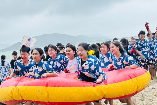 Tặng vali hay tour du lịch: Xu hướng khen thưởng mới trong giáo dục?