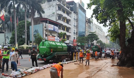 Bùn lỏng lại trào lên từ khu vực đào hầm dự án metro Nhổn - ga Hà Nội