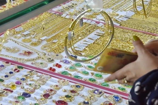 Giá vàng hôm nay 27/5 trong nước đột ngột giảm rất mạnh, thế giới giảm