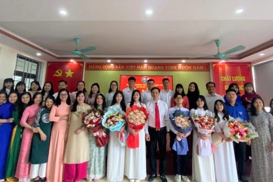 Kết nạp Đảng cho 5 học sinh Trường THPT Chuyên Lào Cai