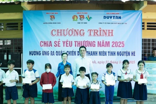 Hơn 200 học sinh, giáo viên Tây Ninh nhận phần quà ý nghĩa