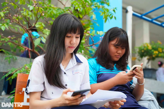 "Hú vía" ngày thi thử: Chủ quan, thí sinh chạy khắp trường tìm phòng thi