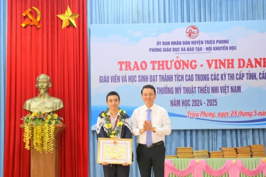 Ngành Giáo dục Triệu Phong, Quảng Trị vinh danh học sinh đạt thành tích cao