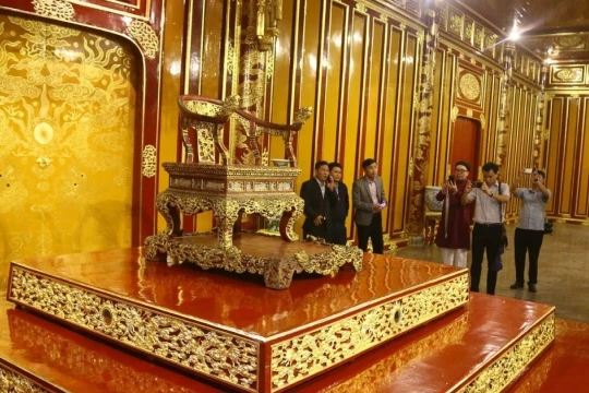 Thành lập Hội đồng quốc gia tu sửa Ngai vàng triều Nguyễn