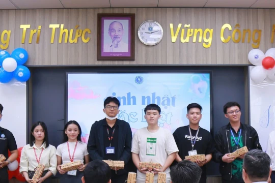 Trường đại học tặng quà sinh nhật cho sinh viên